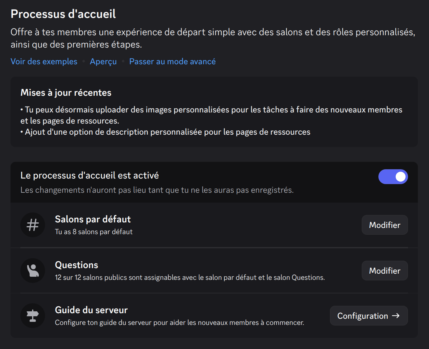 Le processus d'accueil activé dans les paramètres du serveur, avec les salons par défaut, les questions et le Guide du serveur